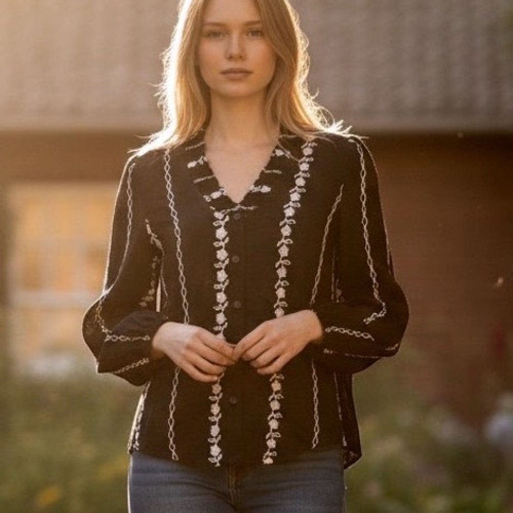 Taelynn Black Cream Embroidered Floral V-Neck Button-Front Blouse Women Small